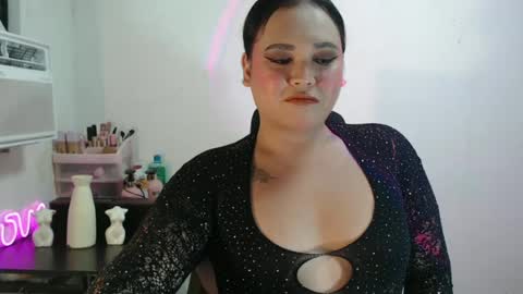 KELLY MCDOLEN online show from May 22, 1:17 pm