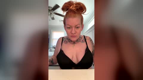 Snapshot of kelzblowswoods chatting on December 22, 3:53 pm kelzblowswoods online show from December 22, 3:53 pm