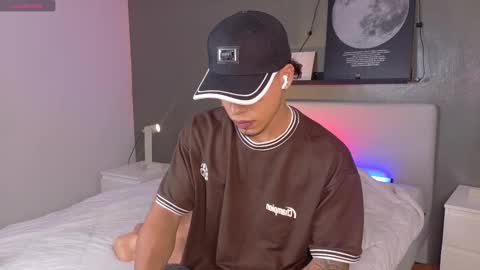 Snapshot of ken_boy_ chatting on November 8, 11:32 am online show from November 8, 11:32 am