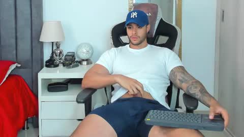 Snapshot of ken_mailik chatting on June 26, 12:59 am ken_mailik online show from June 26, 12:59 am
