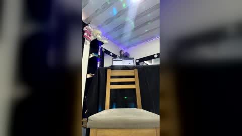 Kendall online show from April 14, 2:34 pm