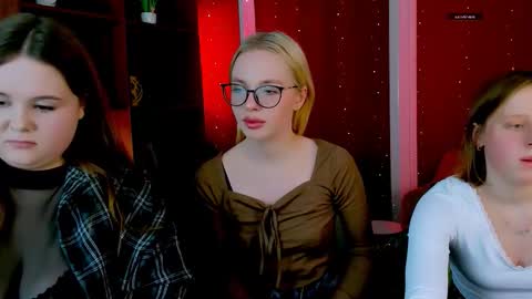 keuli_li online show from February 23, 7:44 pm