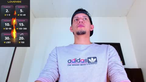 Snapshot of kevin__max_ chatting on November 19, 7:14 pm Kev online show from November 19, 7:14 pm