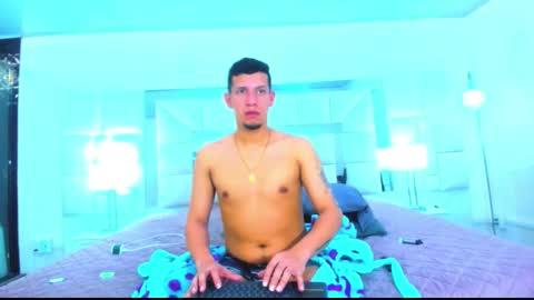 Snapshot of kevin__max_ chatting on December 2, 12:21 pm Kev online show from December 2, 12:21 pm