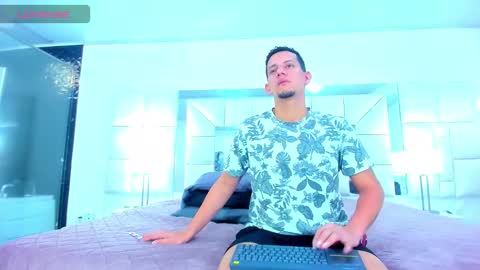 Snapshot of kevin__max_ chatting on December 4, 11:08 am Kev online show from December 4, 11:08 am