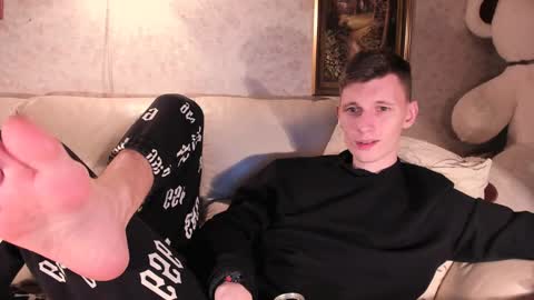 Snapshot of kevin_hornyyy chatting on December 29, 4:40 pm kevin online show from December 29, 4:40 pm
