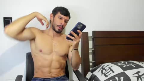 kevin_malone22 online show from April 13, 11:43 pm