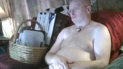 Snapshot of kevydaddyhubby2 chatting on April 4, 8:39 pm kevydaddyhubby2 online show from April 4, 8:39 pm