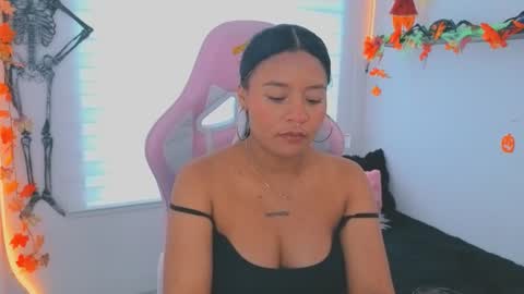 Snapshot of keyla_roberts_ chatting on October 24, 7:10 pm Adhara. Help me reach 100 likes online show from October 24, 7:10 pm