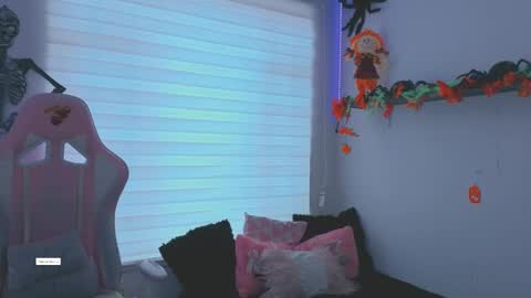 Snapshot of keyla_roberts_ chatting on October 26, 1:06 pm Adhara. Help me reach 100 likes online show from October 26, 1:06 pm