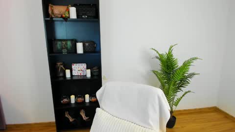 Snapshot of khloe_star chatting on April 30, 2:45 pm Khloe online show from April 30, 2:45 pm