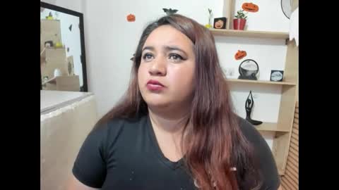 Snapshot of khloe_tommson_ chatting on November 1, 1:35 pm khloe_tommson_ online show from November 1, 1:35 pm