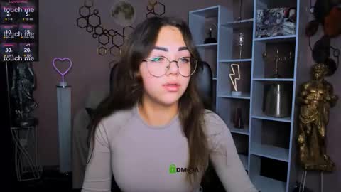 kiki_swan online show from November 21, 9:30 am