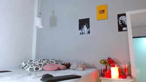 Kim  Yuk online show from December 5, 9:50 pm