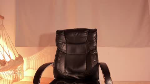 Snapshot of kimblair_ chatting on February 23, 1:10 pm Kim online show from February 23, 1:10 pm