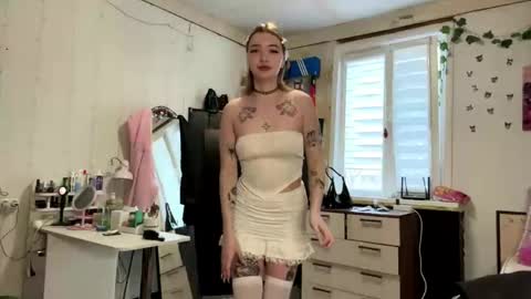 Elin online show from April 29, 3:49 pm