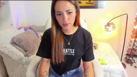 kimmberly_saenz_ online show from October 3, 9:01 pm