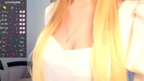 Snapshot of kimmie_shine chatting on December 24, 5:02 pm Your Kimmie follow me online show from December 24, 5:02 pm