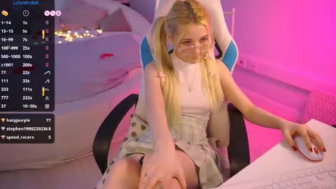 Snapshot of kimmie_shine chatting on February 20, 6:35 pm Your Kimmie follow me online show from February 20, 6:35 pm