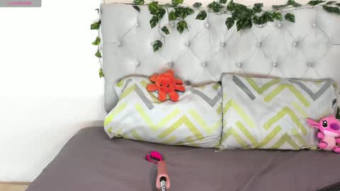 Snapshot of kimreyes1 chatting on December 4, 9:29 am Kim  online show from December 4, 9:29 am