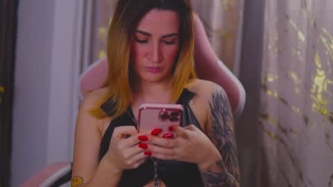 KimSkye online show from February 7, 10:30 pm