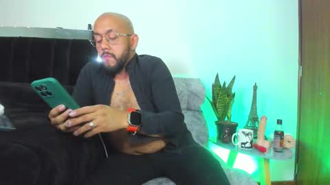 king_bear_25 online show from March 5, 2:18 am