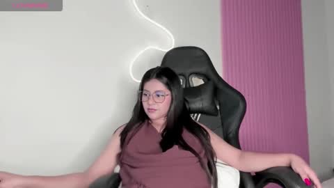 Snapshot of kinky_yeyns chatting on April 25, 12:46 am kinky yeyns online show from April 25, 12:46 am