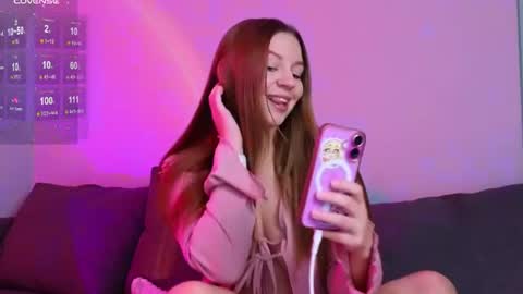 Snapshot of kira_briis chatting on July 6, 7:05 pm Kira Briis online show from July 6, 7:05 pm