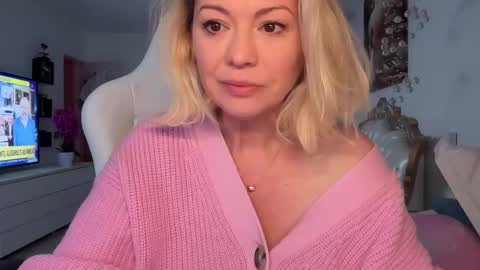 Snapshot of kiradivine chatting on December 6, 1:33 pm KiraDivine online show from December 6, 1:33 pm