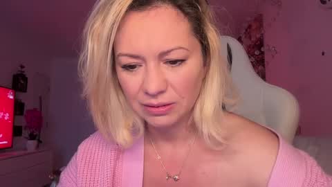 Snapshot of kiradivine chatting on December 7, 12:56 pm KiraDivine online show from December 7, 12:56 pm