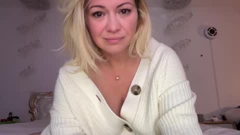 Snapshot of kiradivine chatting on December 8, 4:28 pm KiraDivine online show from December 8, 4:28 pm