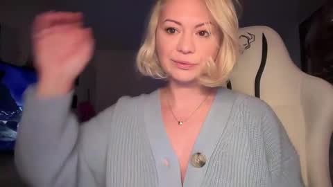 Snapshot of kiradivine chatting on December 10, 1:00 pm KiraDivine online show from December 10, 1:00 pm