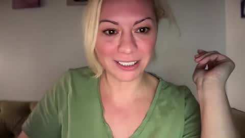 Snapshot of kiradivine chatting on December 31, 8:02 pm KiraDivine online show from December 31, 8:02 pm