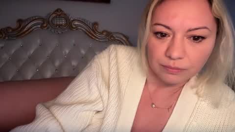 Snapshot of kiradivine chatting on February 15, 2:22 pm KiraDivine online show from February 15, 2:22 pm