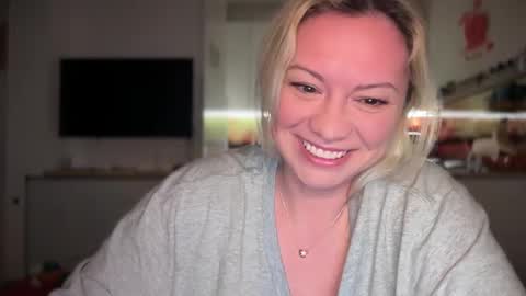 Snapshot of kiradivine chatting on February 22, 7:25 pm KiraDivine online show from February 22, 7:25 pm