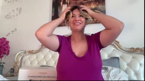 Snapshot of kiradivine chatting on October 22, 12:16 pm KiraDivine online show from October 22, 12:16 pm