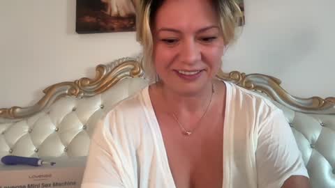 Snapshot of kiradivine chatting on October 30, 1:45 pm KiraDivine online show from October 30, 1:45 pm