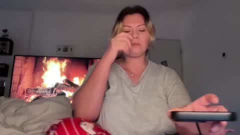 Snapshot of kiradivine chatting on November 30, 2:10 pm KiraDivine online show from November 30, 2:10 pm