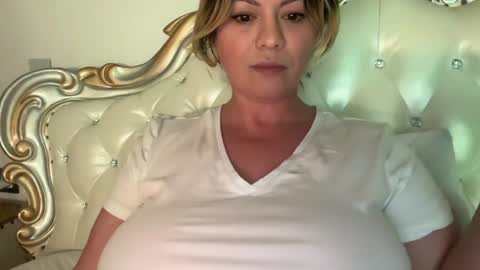 Snapshot of kiradivine chatting on December 22, 2:25 pm KiraDivine online show from December 22, 2:25 pm