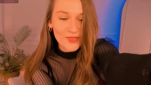 Snapshot of kiragold_ chatting on November 17, 2:12 pm Kira online show from November 17, 2:12 pm