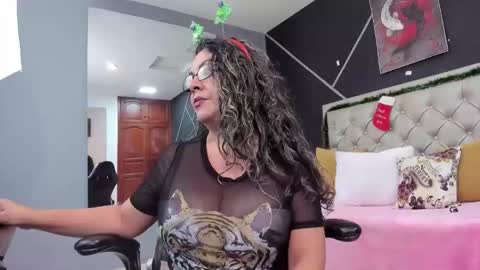 Snapshot of kirss_milff chatting on December 2, 8:37 pm kriss online show from December 2, 8:37 pm