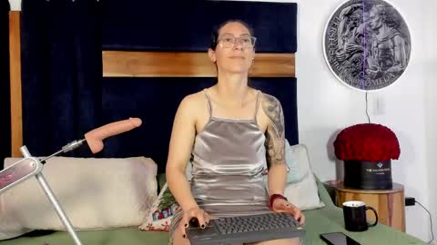 Kissing Company online show from June 9, 4:35 am