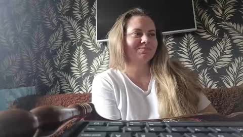 kissmelory online show from November 10, 11:20 am