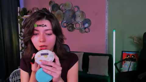 Snapshot of kitniss_dreamy chatting on October 18, 12:17 pm kitniss online show from October 18, 12:17 pm