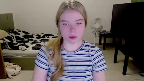 Snapshot of kitten_jenny01 chatting on December 1, 4:29 pm Jennyblonde and Emmabrunette online show from December 1, 4:29 pm
