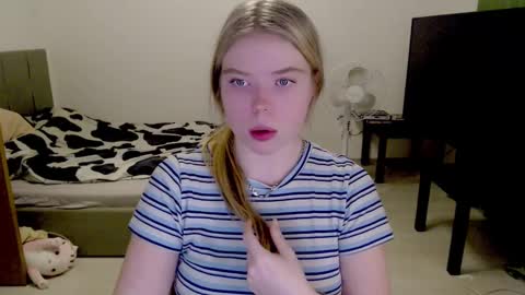 Snapshot of kitten_jenny01 chatting on December 1, 10:43 pm Jennyblonde and Emmabrunette online show from December 1, 10:43 pm