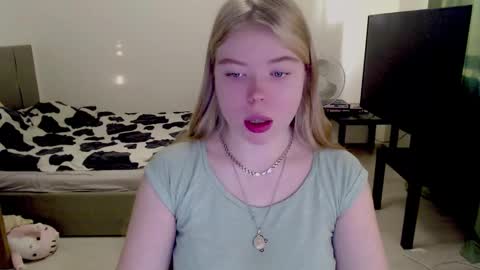 Snapshot of kitten_jenny01 chatting on December 4, 11:52 am Jennyblonde and Emmabrunette online show from December 4, 11:52 am