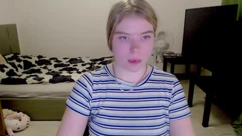 Snapshot of kitten_jenny01 chatting on December 5, 8:22 pm Jennyblonde and Emmabrunette online show from December 5, 8:22 pm