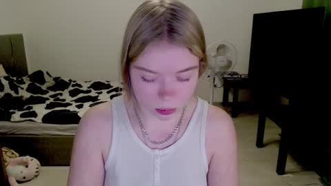 Snapshot of kitten_jenny01 chatting on December 7, 1:18 pm Jennyblonde and Emmabrunette online show from December 7, 1:18 pm