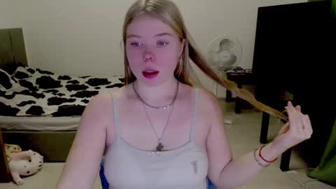 Snapshot of kitten_jenny01 chatting on December 9, 6:12 am Jennyblonde and Emmabrunette online show from December 9, 6:12 am